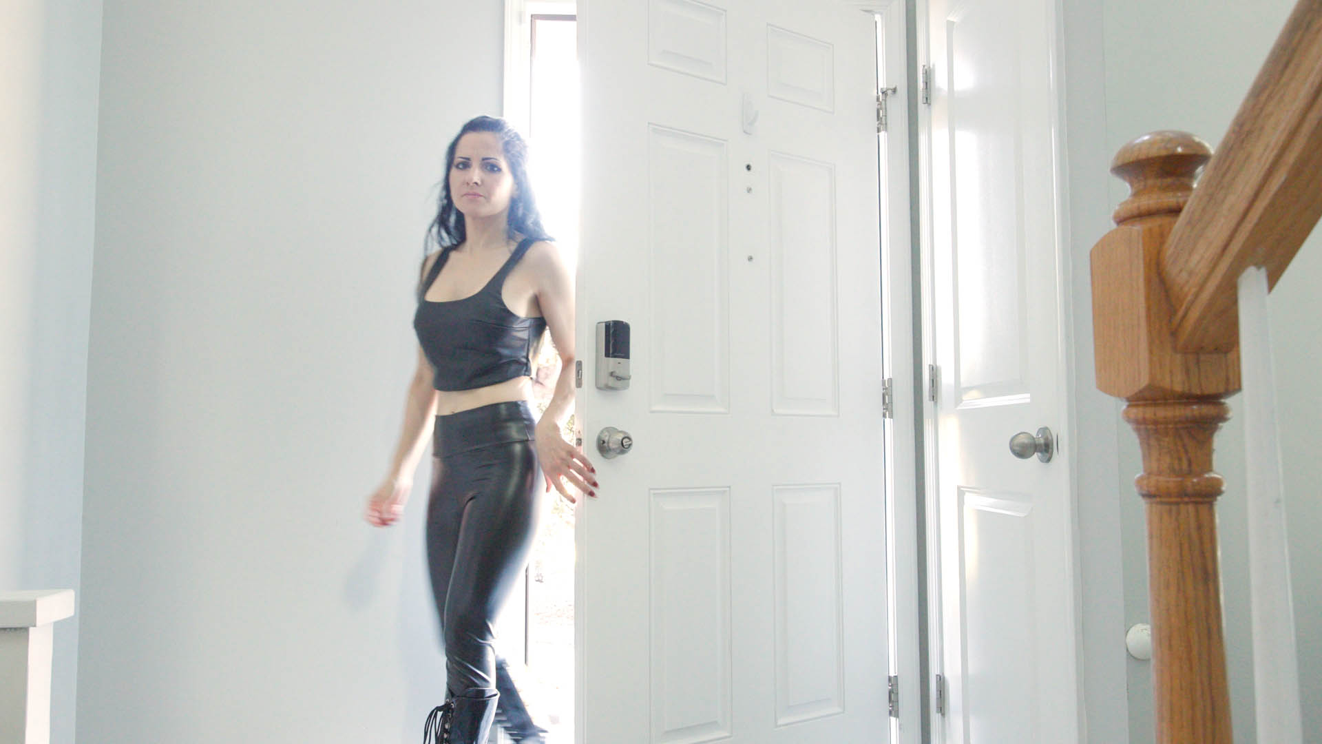 Alien Takes Over Agent Hannah 4K - Image 24