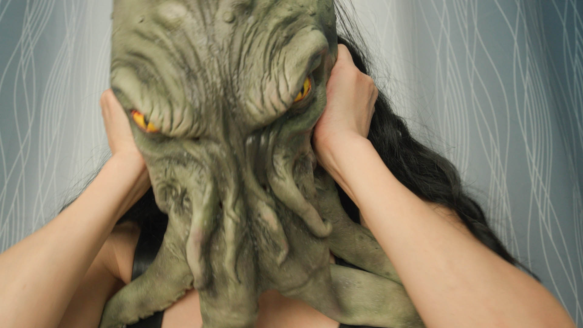 Alien Takes Over Agent Hannah 4K - Image 14