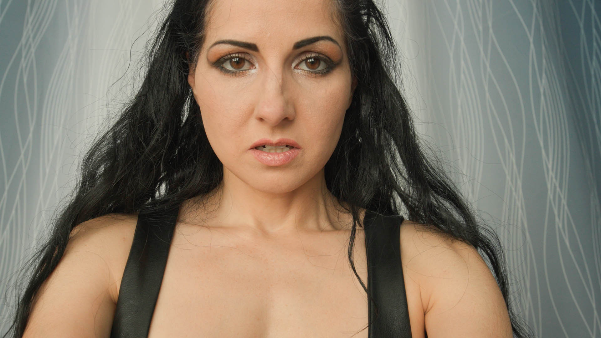 Alien Takes Over Agent Hannah 4K - Image 13