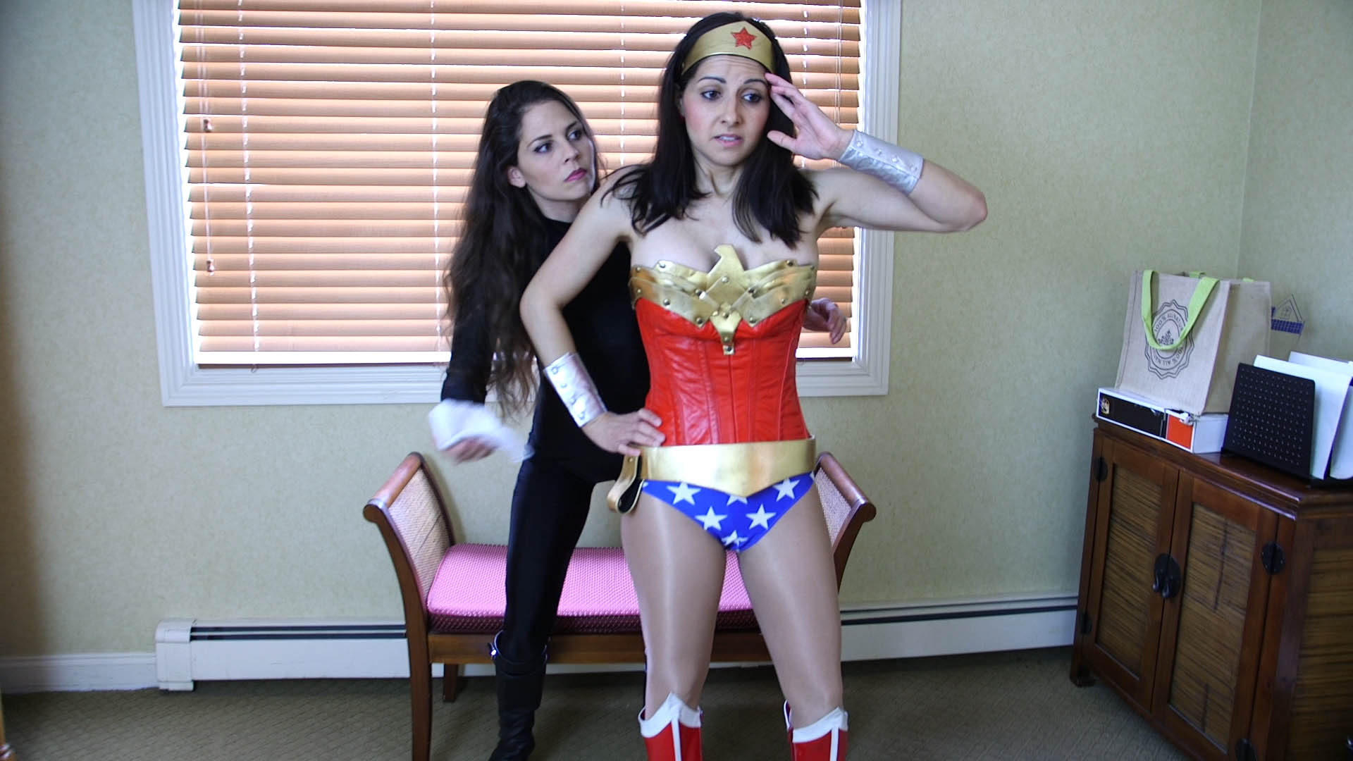 High Bidder Enjoys her Heroine 4K - Image 7